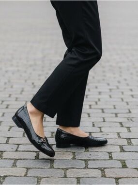 Clarks Women's Black Patent Croc-Textured Loafers